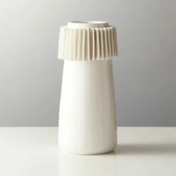 Elegant Ruff White Porcelain Vase - Perfect Home Accessory